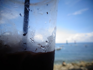 Minuman dingin di pantai