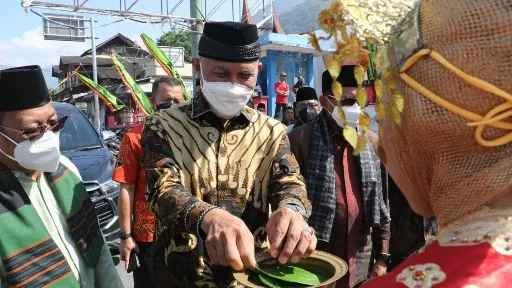 Suku Tanjung Maninjau Lantik Penghulu Kaum, Gubernur Mahyeldi Ajak Perkuat Peran Pemangku Adat Nagari