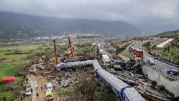 Las imágenes de la colisión de trenes en Grecia que suma ya 36 muertes