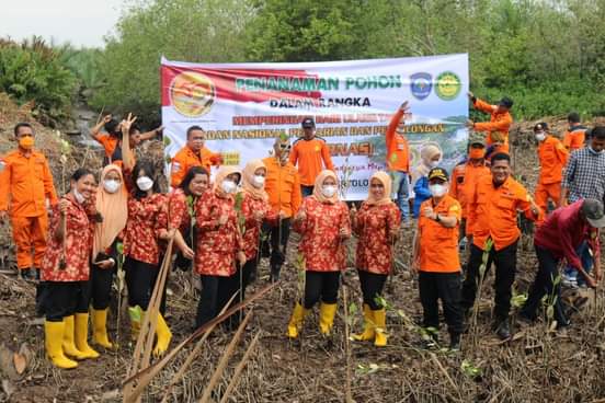 SAMBUT HUT EMAS BASARNAS KE-50 TAHUN, BASARNAS MEDAN BERSAMA SAR GABUNGAN LAKSANAKAN AKSI PENANAMAN MANGROVE