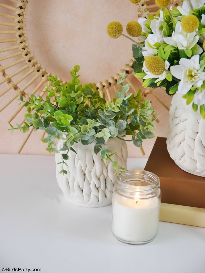 DIY Vases en argile style tricotés à faire soi-même - un projet facile et peu coûteux pour recycler des canettes en métal en jolis pots à fleurs by BirdsParty.com @BirdsParty #diy #crafts #diycrafts #home #homedecor #diydecor #clay #airdryclay #clayprojects #pottery #knittedclay #clayvase #diyclayvase #clayvase #claycrafts