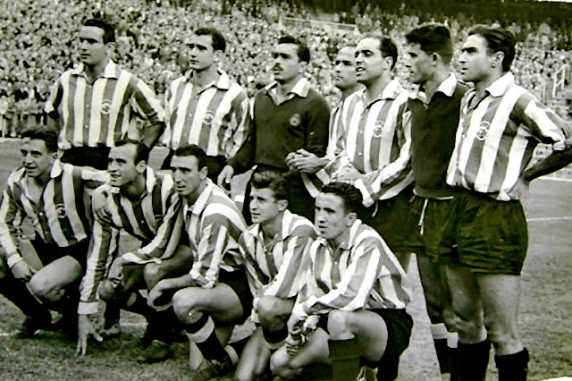 REAL SANTANDER S. D. Temporada 1954-55. Moro, Lolo Gómez, Ortega, Bermúdez, Vazquez, Zamoruca (portero suplente) y Barrenechea. Arsuaga, León, Magritas, Santín y Espina. REAL MADRID C. F. 3 REAL SANTANDER S. D. 0 Domingo 24/10/1954. Campeonato de Liga de 1ª División, jornada 7. Madrid, estadio de Chamartín. GOLES: 1-0: 65’, Paco Gento. 2-0: 67’, Miguel Muñoz. 3-0: 89’, Héctor Rial.