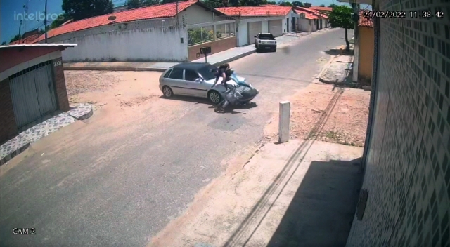 Motociclista é arremessado por cima de carro após colisão no Bairro Frei Higino; vídeo