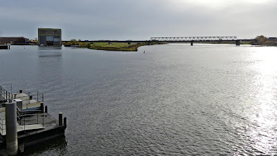 Hitzler-Werft (links) und Lauenburger Elbbrücke (rechts)