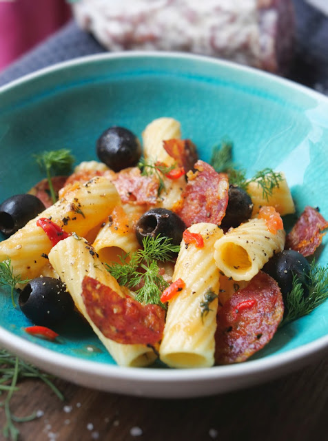 Pasta mit Salami und schwarzen Oliven in Sauce aus Tomaten, Safran, Peperoncino und Dill