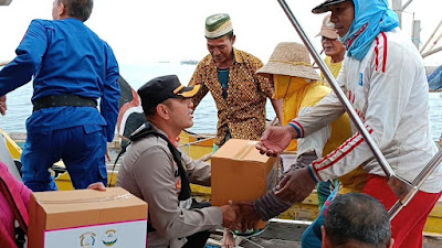 Polres Pasuruan Kota Salurkan Bantuan Kemanusiaan Untuk Nelayan 