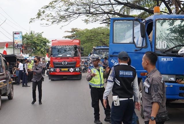 Parkir Di Badan Jalan, Puluhan Buah Truk Tangki Terjaring Giat Aparat