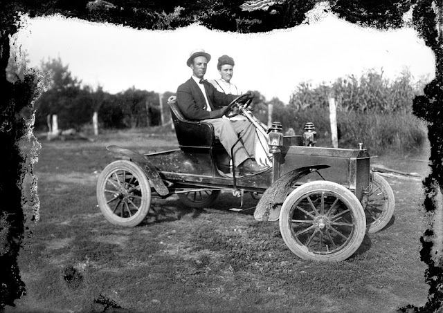 Gente posando con sus coches a principios del siglo XX