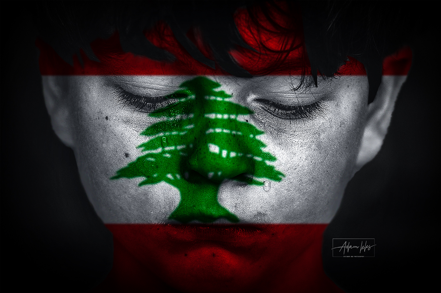 اجمل خلفيات لبنان خلفيات علم لبنان على وجه طفل حزين