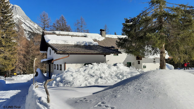 Probabilità elevata di valanghe dal tetto a causa della pioggia e l'influenza del calore. Monti di Mieming (Foto: 12.02.2022)