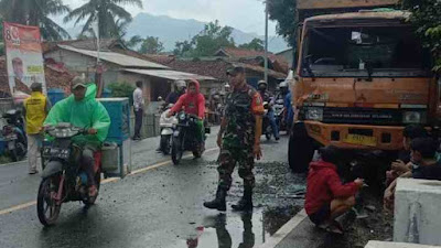 Babinsa Koramil 0621-16/Leuwiliang Bantu Evakusai Korban Kecalakaan Lalu Lintas.