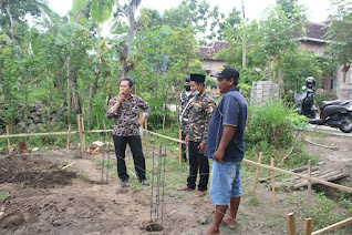 Camat Jambon Chandra aji (paling kiri) meninjau program bedah rumah di Desa Karanglo Kidul