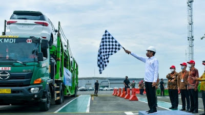 Netizen Sindir Jokowi yang Ekspor Mobil Toyota Rakitan RI ke Australia: Kirain Mobil Esemka