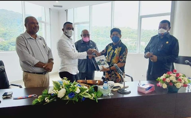 Jhonny Banua Rouw Sebut Aspirasi Pemekaran DOB Harus Lahir dari Rakyat Papua .lelemuku.com.jpg