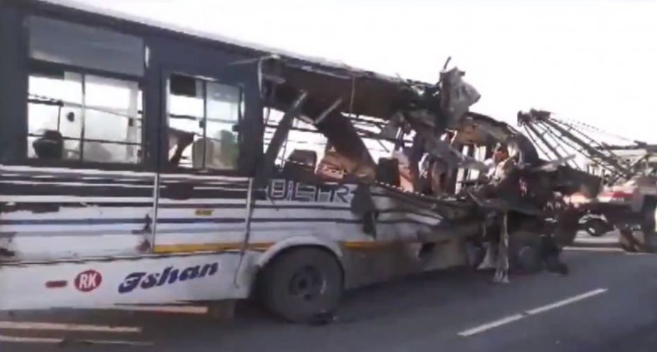 Assam News:- असम में दर्दनाक सड़क हादसा, 12 लोगों की मौत, 25 लोग घायल, बस के उड़े परखच्चे 
