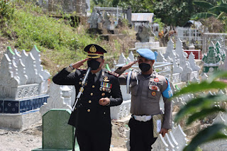 Kapolres Polman Pimpin Upacara Pemakaman Almarhum AIPDA MUHAMMAD YUSUF