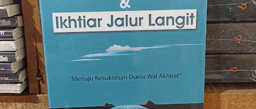 the law of attraction dan ikhtiar jalur langit by darti rahmah: mewujudkan mimpi dengan kekuatan keyakinan