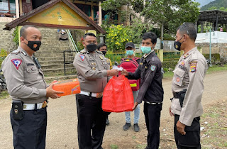 Pantau Vaksin di Donggo, Dir PamObvit Polda NTB serahkan Dukungan Logistik untuk Tim Vaksinator