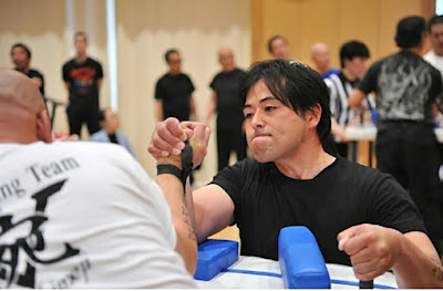 腕相撲が強い人の特徴 身体全体が強い アジアメダリストのアームレスリング選手が解説 Oniarm 鬼腕 Japan アームレスリング パワーリフティングトレーニング器具