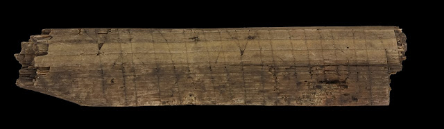 Ο ξύλινος ρούνος φέρει χαραγμένο κείμενο στα Νορβηγικά και στα Λατινικά. Εδώ βλέπετε τη μία πλευρά με το κείμενο "manus Domine/i". [Credit: Jani Causevic, NIKU]