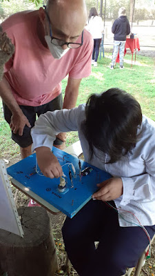 Foto 7: Alumno jugando en juego lúdico sobre electricidad.