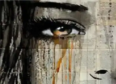 لوحة فنية لجزء من وجه امرأة تظهر فيها شعرها وأنفها وعينها تبكي بالدموع