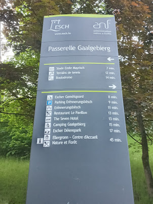 A direction indicator after crossing Passerelle Gaalgebrieg  over Esch/Alzette train station.