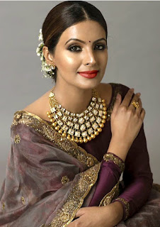 bhaari jewelry mei muskurati gita ka purple suit wala photo