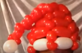 Mütze des Weihnachtsmannes aus Luftballons.
