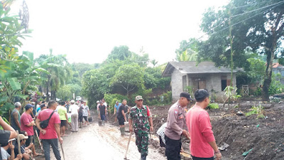Jalan Menuju Kantor Desa Kayuputih Bersih Kembali Hasil Gotong Royong Warga dan Babinsa