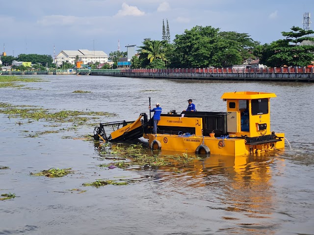 Pemko Banjarmasin Dapat Kapal Canggih Pembersih Eceng Gondok di Sungai