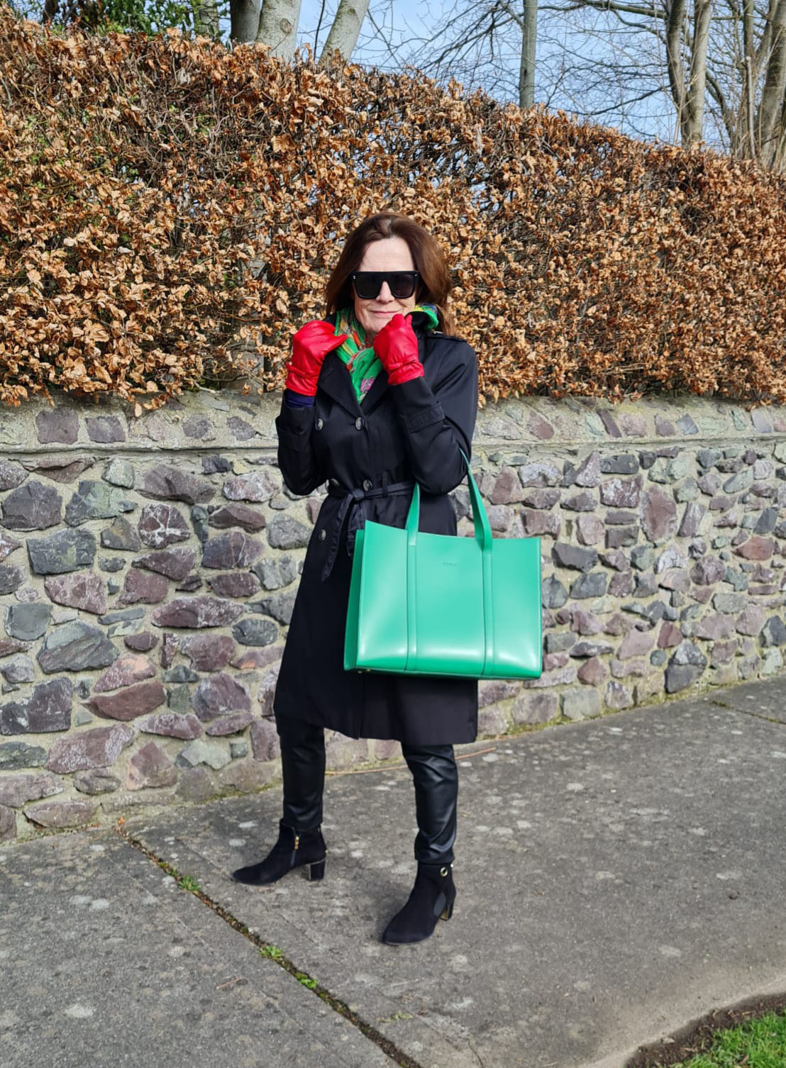 Blogger Hilda from Over the Hilda with a green leather Julie Peelo tote bag