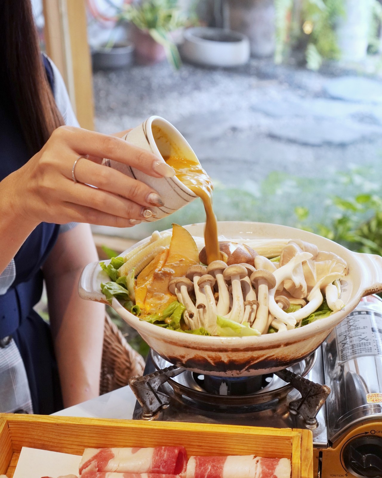 台南中西區美食【熨斗目花珈琲珈哩】再訪3次也不會膩！評價超高的文青老宅網美餐廳，聚餐約會推薦首選｜台南咖啡廳推薦