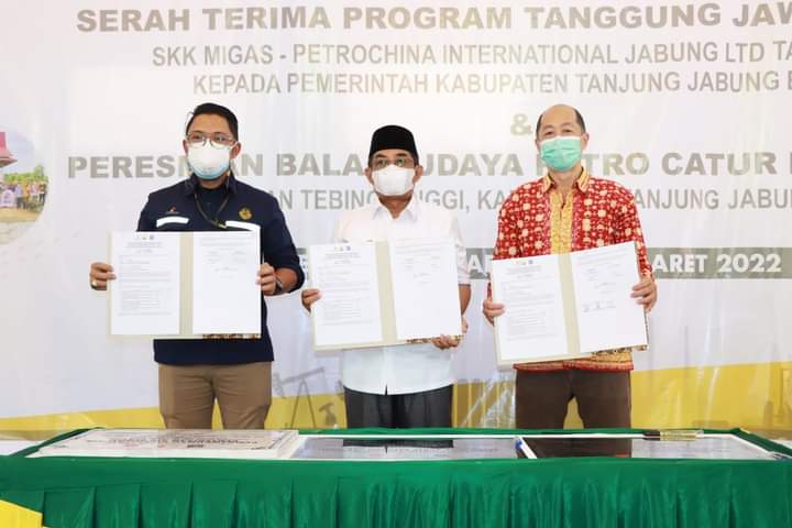 Bupati Tanjabbar Didampingi Ketua TP-PKK Hadiri Serah Terima Program Tanggung Jawab Sosial SKK Migas-Ptrochina