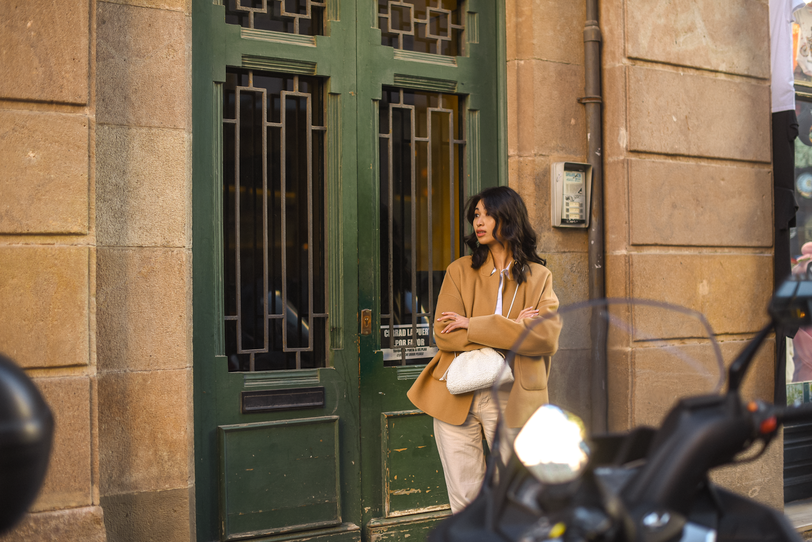 Beige short cocoon jacket and Bottega Veneta raffia white mini pouch in Barcelona / Style and travel by Van Le - FOREVERVANNY.com