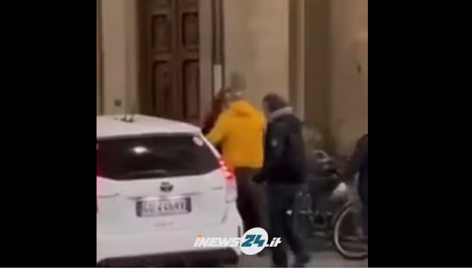 Firenze, tassista prende a calci e schiaffi una cliente