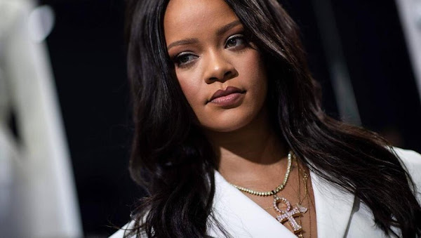 [PHOTOS] Rihanna sort un pyjama qui laisse les fesses à l'air