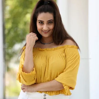 Most Beautiful Telugu Anchor Manjusha hot in yellow open neck T-shirt and white tight jeans