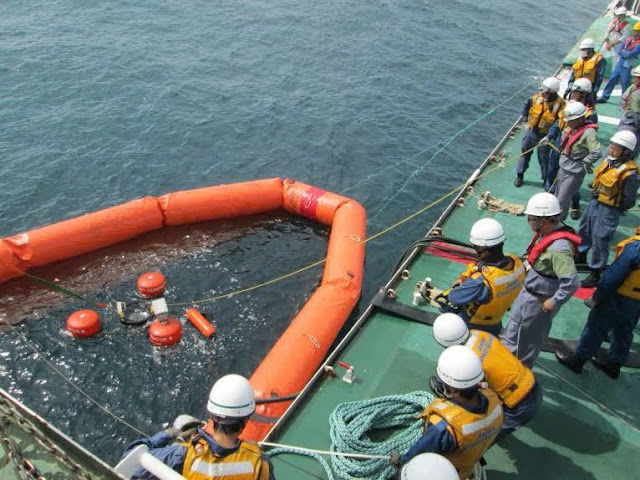 drill pencegahan pencemaran akibat tumphan minyak, semua kru kapal mempunyai tugas masing masing sesuai yang tertera di sijil awak kapal