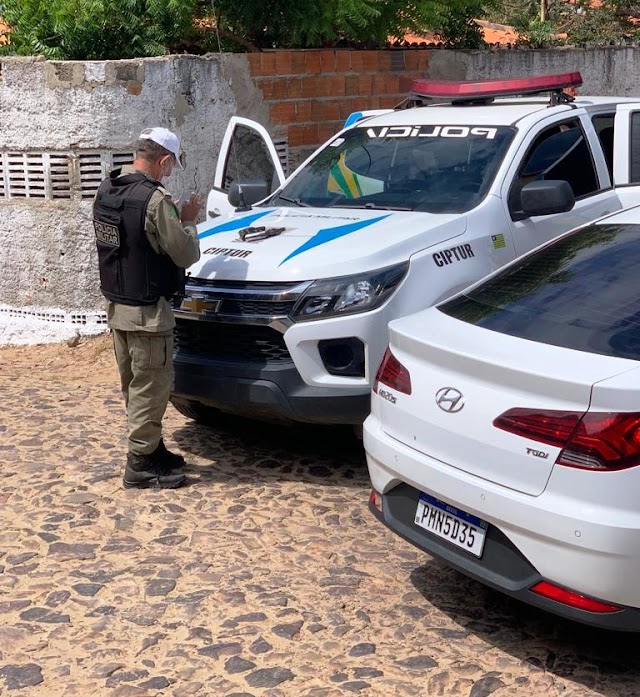 PM recupera moto, apreende revólveres e dupla é conduzida à delegacia no litoral do Piauí