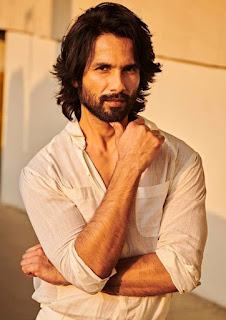 shahid kapur in safed shirt and long hairs, chin pe angootha rakhe huye