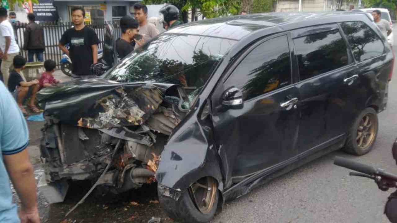 Terjadi Kecelakaan Tunggal Mobil Avanza Di Jl. Gatot Subroto Medan Pagi Ini
