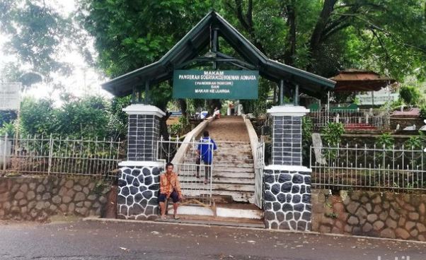 Dalam meliahat pemakaman leluhur sumedang di gunung puyuh