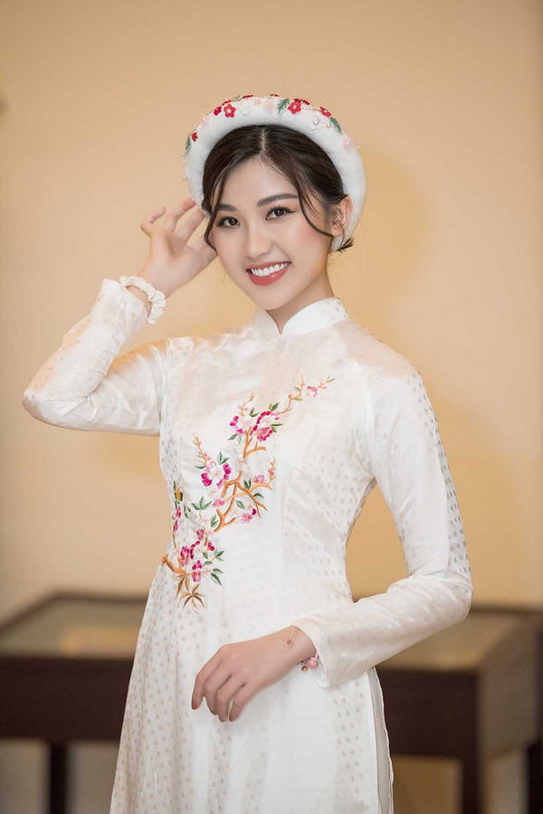 Lương Thanh áo dài trắng hoa