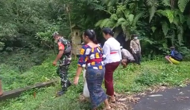 Babinsa dan warga Bersihkan  Sampah Plastik di Sepanjang Sungai Banjar Seribatu