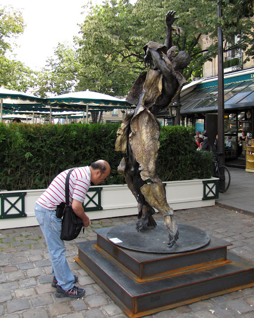 La vanité mise à nue par ses thuriféraires by Daniel Hourdé, Place Saint-Germain des Prés, Paris