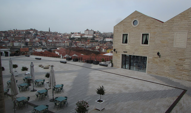 praça central do WOW com mesas cadeiras e com a vista da cidade do Porto