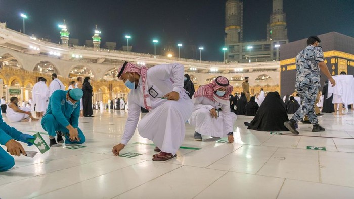 Stiker Jaga Jarak Dihapus, Masjidil Haram Kembali Berkapasitas Penuh