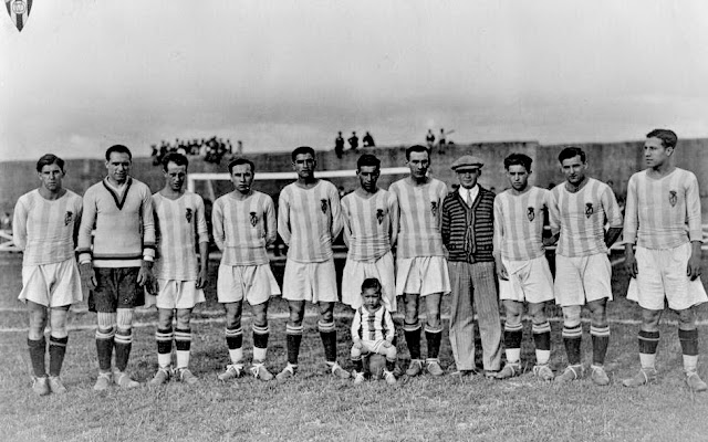 📸REAL VALLADOLID DEPORTIVO📆30 junio 1929 ➡️Foyaca, Castro, Pipi Pombo, Barbáchano, Alcántara, Pedro San Miguel, Garrote, Esteban Platko (entrenador), Evaristo San Miguel, Martín y Enrique. 🖊️Falta Pablo López en la foto. REAL VALLADOLID DEPORTIVO 6 🆚 ZARAGOZA F. C. 3 Domingo, 30/06/1929, 19:00 horas. Campeonato de Liga de 2ª División, Grupo B, jornada 18. Valladolid, Campo de la Sociedad Taurina. GOLES: ⚽1-0: 2’, Sancho en propia puerta. ⚽2-0: 5’, Pablo López. ⚽3-0: 15’, Perico San Miguel. ⚽3-1: 35’, Jorge. ⚽3-2: 55’, Rini. ⚽4-2: 75’, Barbáchano. ⚽5-2: 80’, Julián Alcántara. ⚽5-3: 83’, Rini. ⚽6-3: 88’, Pipi Pombo.