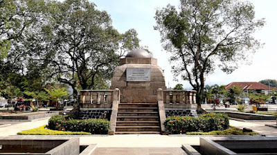Monumen Lingga di Alun-Alun Sumedang, Hadiah untuk Perlawanan Pangeran Mekah
